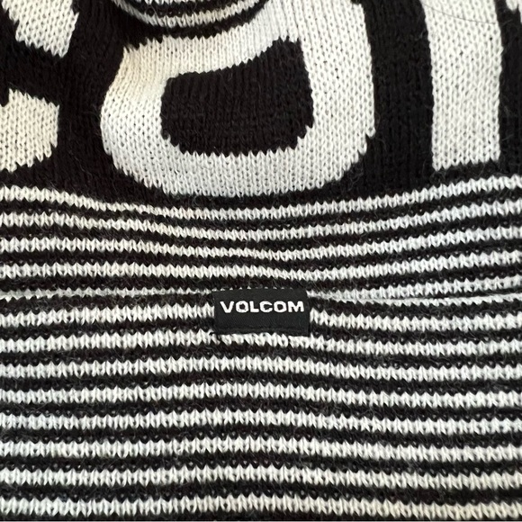 Volcom beanie snow hat with pom pom - Picture 4 of 4